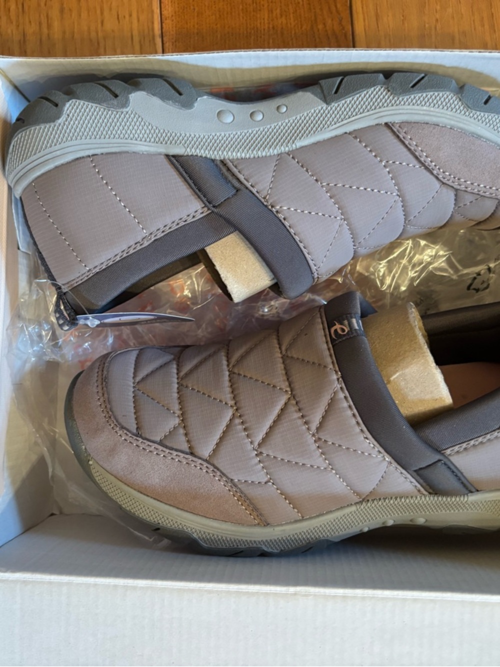 Brand new “Easy Spirit” waterproof walking shoe/ sneaker